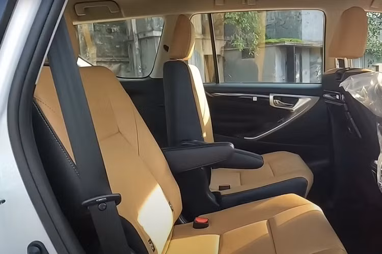 Đáng tiếc là khu vực phía sau của Toyota Innova Crysta ZX 2023 không có gì thay đổi về mặt thiết kế. Tuy nhiên, cửa cốp sau của bản cao cấp nhất có thêm tính năng tự hít. Bên trong Toyota Innova Crysta ZX 2023 là không gian nội thất chỉ có 7 chỗ ngồi với 2 ghế cơ trưởng ở hàng ghế giữa. Trong khi đó, các phiên bản thấp hơn của mẫu MPV này có cả cấu hình nội thất 8 chỗ ngồi.