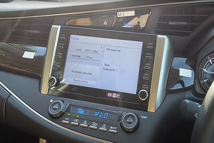 Tại thị trường Ấn Độ, mức giá xe Toyota Innova Crysta ZX 2023 bán ra từ 2,543 triệu Rupee (khoảng 719 triệu đồng). Như vậy, xe đắt hơn cả một số phiên bản của Toyota Innova Hycross mới.