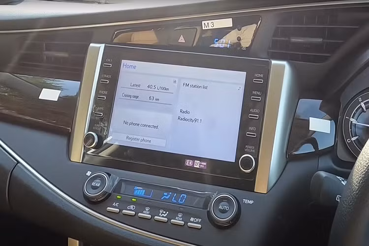 Tại thị trường Ấn Độ, mức giá xe Toyota Innova Crysta ZX 2023 bán ra từ 2,543 triệu Rupee (khoảng 719 triệu đồng). Như vậy, xe đắt hơn cả một số phiên bản của Toyota Innova Hycross mới.