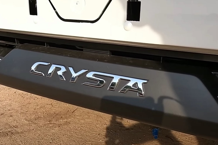 Ghế của Toyota Innova Crysta ZX 2023 được bọc da màu nâu hoặc đen, tạo cảm giác sang trọng hơn các phiên bản còn lại. Bên cạnh đó là những chi tiết ốp gỗ bóng như mặt táp-lô và tapi cửa. Điểm nhấn tiếp theo của Toyota Innova Crysta ZX 2023 nằm ở vô lăng bọc da, ốp gỗ, ốp kim loại màu bạc và chỉnh 4 hướng. Đằng sau vô lăng là bảng đồng hồ analogue với màn hình màu đa thông tin.