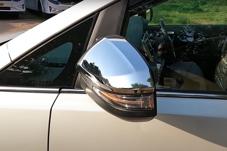 Nằm bên dưới nắp ca-pô của Toyota Innova Crysta 2023 phiên bản cao cấp nhất vẫn là động cơ diesel 4 xi-lanh, dung tích 2.4L, tạo ra công suất tối đa 148 mã lực và mô-men xoắn cực đại 360 Nm. Động cơ này đáp ứng tiêu chuẩn khí thải RDE tại Ấn Độ và đồng hành cùng hộp số sàn 5 cấp.