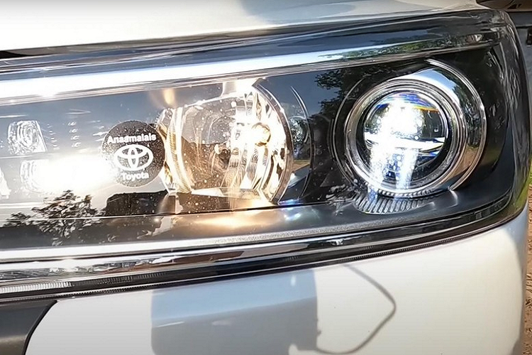 Theo đó, phiên bản ZX cao cấp nhất tạo điểm nhấn khác biệt bằng lưới tản nhiệt màu đen với viền mạ crôm bao quanh... và đèn pha Halogen dạng projector, có tính năng tự động bật/tắt. Tương tự lưới tản nhiệt, hốc gió trung tâm trên cản trước cũng được bao quanh bằng viền mạ crôm mới. Trên cản trước của phiên bản cao cấp nhất còn có đèn sương mù và đèn báo rẽ nằm cùng một chỗ.