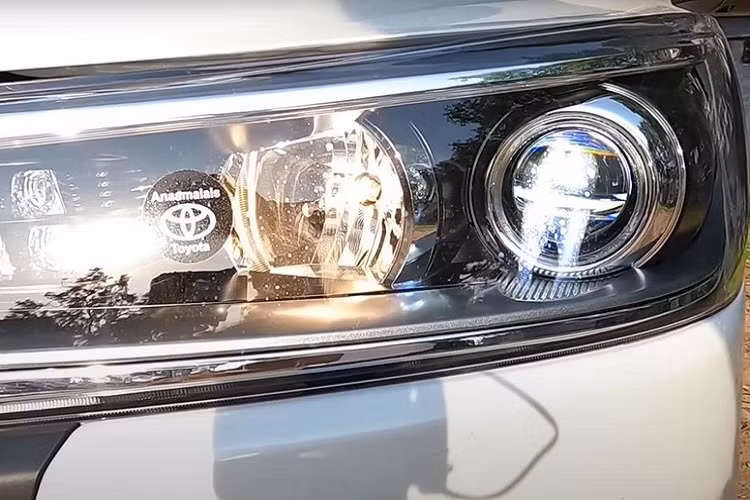 Theo đó, phiên bản ZX cao cấp nhất tạo điểm nhấn khác biệt bằng lưới tản nhiệt màu đen với viền mạ crôm bao quanh... và đèn pha Halogen dạng projector, có tính năng tự động bật/tắt. Tương tự lưới tản nhiệt, hốc gió trung tâm trên cản trước cũng được bao quanh bằng viền mạ crôm mới. Trên cản trước của phiên bản cao cấp nhất còn có đèn sương mù và đèn báo rẽ nằm cùng một chỗ.