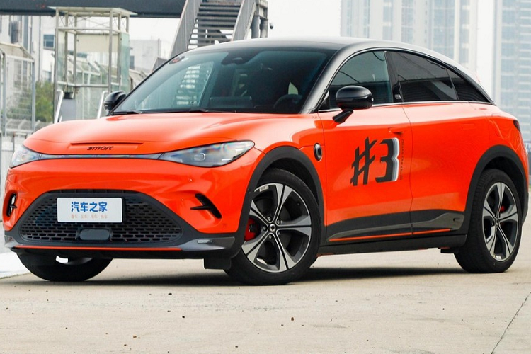 Lô hàng đầu tiên của xe điện Smart #3 sẽ được giao ngay vào tháng này, còn việc tung ra thị trường châu Âu sẽ diễn ra vào năm 2024. Xe điện Smart #3 có tổng cộng 4 phiên bản tại Trung Quốc, thú vị nhất là bản hiệu suất cao Brabus có giá đắt nhất, lên đến gần 1 tỷ đồng.