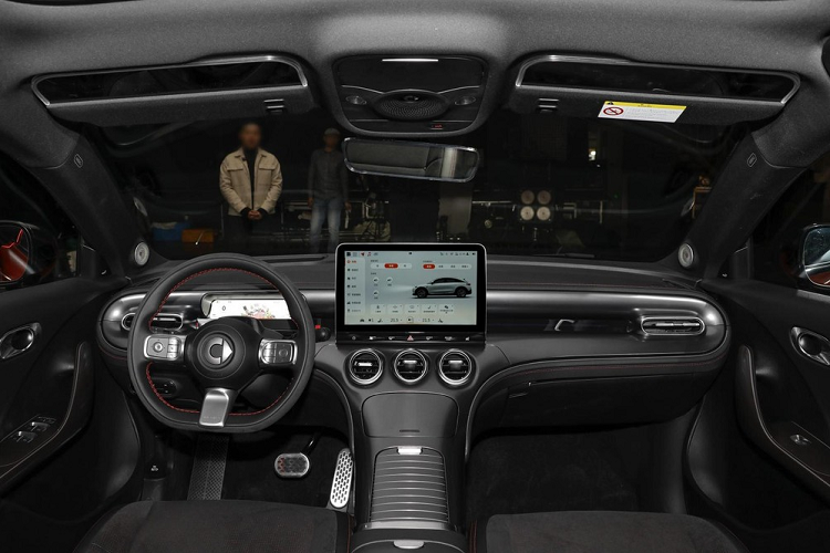 Nội thất xe cũng có nhiều tùy chọn carbon và tất nhiên, logo Brabus cũng sẽ xuất hiện ở ngoại thất cũng như khoang lái, để tạo điểm khác biệt so với 3 bản còn lại