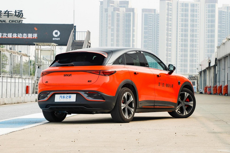 Smart #3 phiên bản Brabus sẽ bổ sung nhiều yếu tố thể thao hơn, chẳng hạn như nhiều chi tiết được sơn đen cùng 3 màu sơn độc quyền là trắng sứ mặt trăng, xanh dương stardust và cam photon rất bắt mắt.