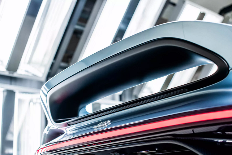 Điểm khác biệt hoàn toàn giữa Chiron Profilée và các biến thể khác là thiết kế cánh gió khí động học độc đáo, vốn cũng được lấy cảm hứng từ mẫu Bugatti Type 46.