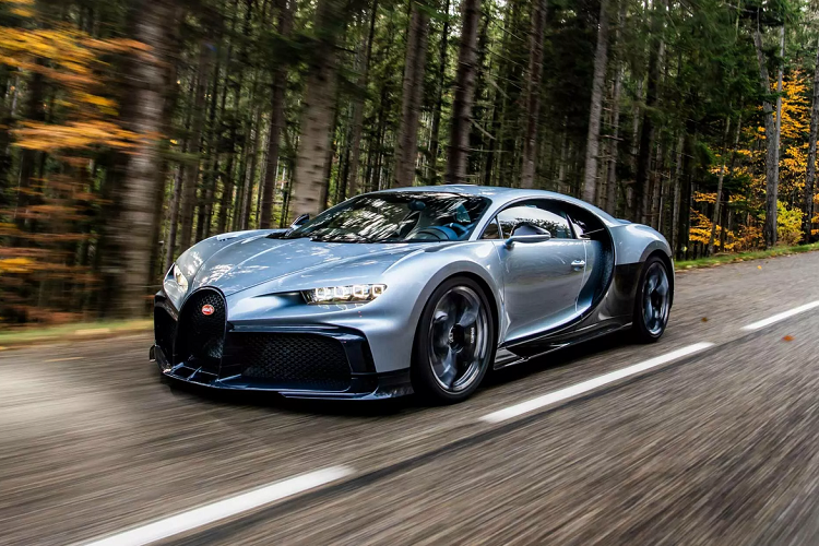 Bugatti Chiron Profilée có khả năng tăng tốc từ 0 lên 100 km/h chỉ trong 2,3 giây, trước khi đạt được vận tốc tối đa được giới hạn điện tử ở mức 380 km/h.