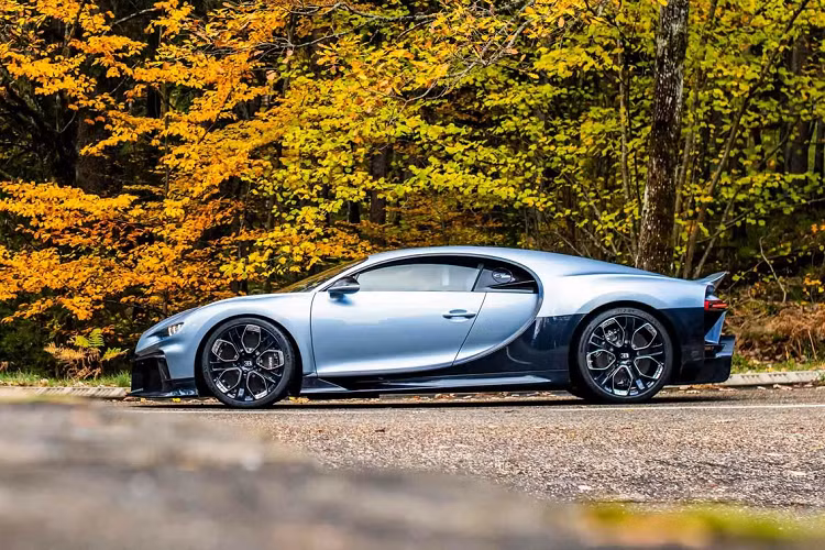 Bugatti Chiron Profilée sở hữu nước sơn hàng thửa xanh Argent Atlantique. Phần thân dưới được làm từ sợi carbon lộ thiên với màu xanh Blue Royal Carbon.