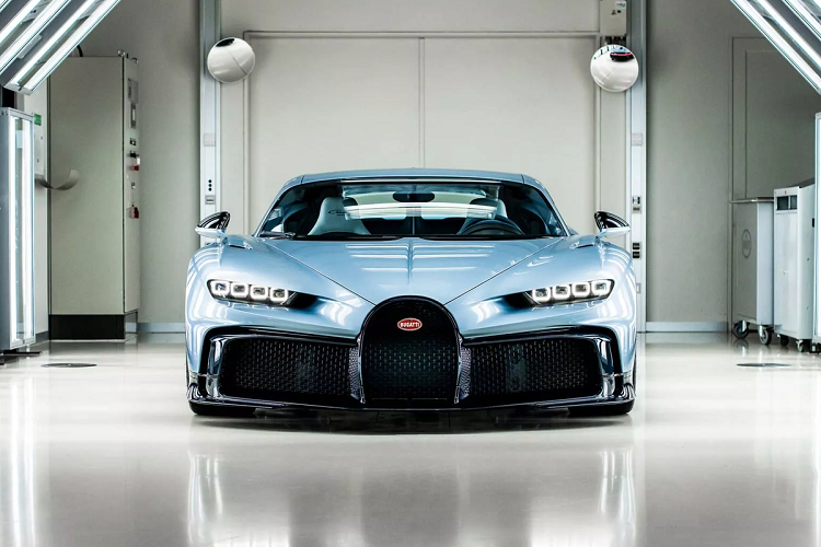 Lưới tản nhiệt móng ngựa và cửa hút gió trước được làm lớn hơn nhằm tăng độ làm mát. Ốp cản trước của xe được tinh chỉnh lại nhằm tối ưu lực ép xuống mặt đường.