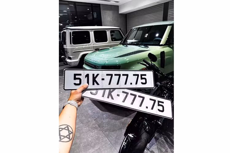 Đến nay, 1 trong 2 người đã chia sẻ việc sẽ đăng ký biển số cho chiếc xe Land Rover Defender 75th Limited Edition của mình qua việc đấu giá biển số. Cụ thể, chiếc biển số xe này là 51K-777.75, đã được đấu giá vào ngày 10/10/2023, trong khoảng thời gian từ 13:30 đến 14:30, với mức trúng đấu giá cao nhất chỉ 60 triệu đồng.