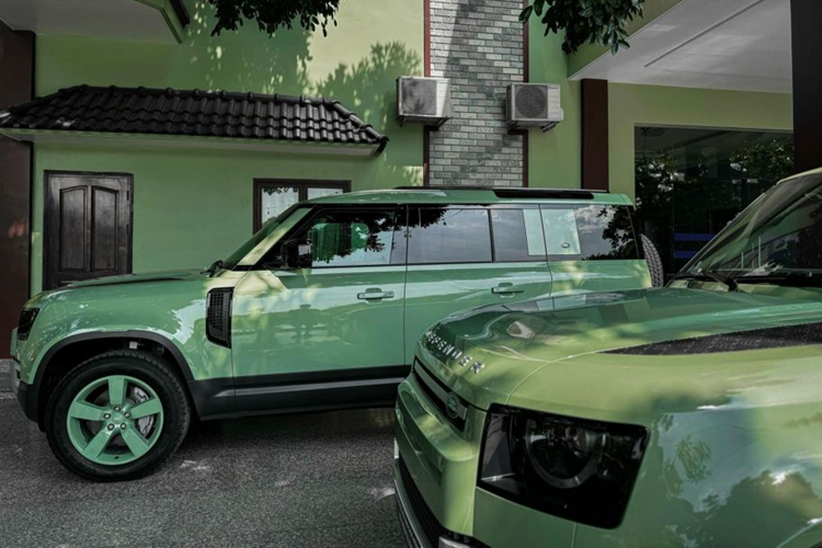 Được biết, Land Rover Defender 75th Limited Edition chỉ được sản xuất với 2 biến thể là 90 và 110, toàn bộ 5 xe về Việt Nam đều thuộc bản Land Rover Defender 110 75th Limited Edition với sự cá tính cao hơn, và thuộc bản 4 cửa, thay vì chỉ có 2 cửa.