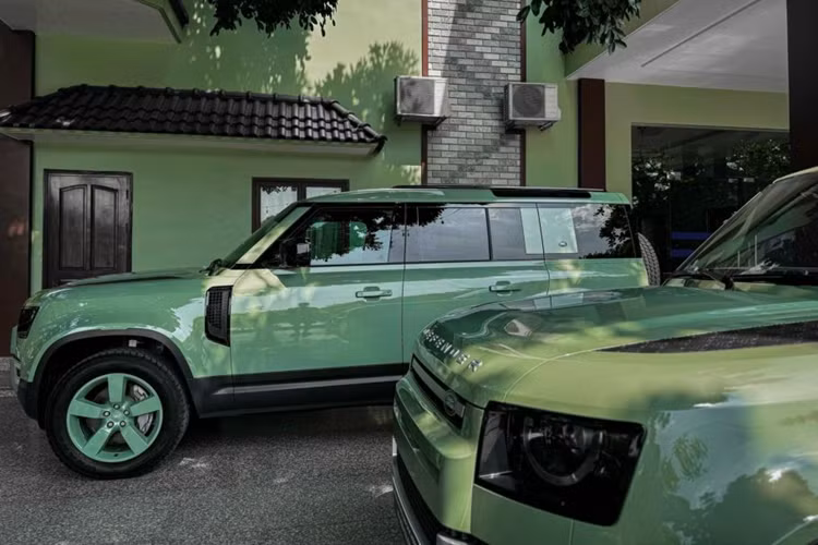 Được biết, Land Rover Defender 75th Limited Edition chỉ được sản xuất với 2 biến thể là 90 và 110, toàn bộ 5 xe về Việt Nam đều thuộc bản Land Rover Defender 110 75th Limited Edition với sự cá tính cao hơn, và thuộc bản 4 cửa, thay vì chỉ có 2 cửa.