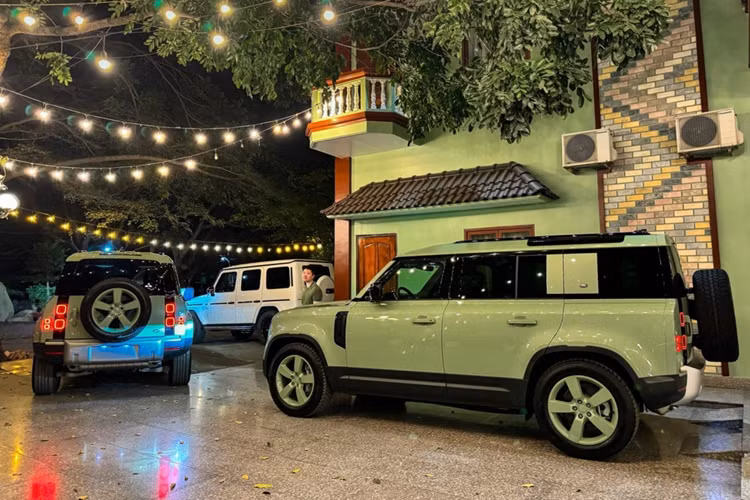 Land Rover không có thay đổi gì ở hệ truyền động của Denfender 75th Limited Edition, vì thế, trái tim của xe vẫn là khối động cơ plug-in hybrid P400e, sản sinh công suất 400 mã lực tại 5.500-6.500 vòng/phút và mô-men xoắn 550 Nm tại 2.000-5.000 vòng/phút. Đi kèm động cơ là hộp số tự động 8 cấp và hệ dẫn động AWD.