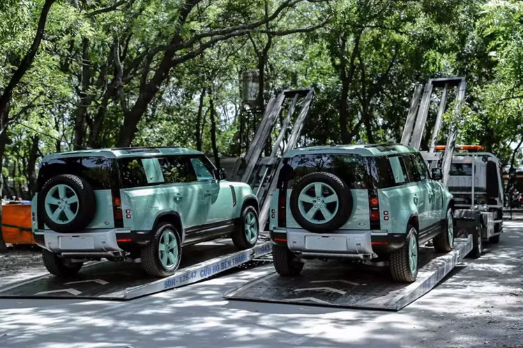 Cả biển và xe đều rất chất, dù biển số 51K-777.75 cho Land Rover Defender 75th Limited Edition được nhiều người đánh giá không đẹp, nhưng với chủ xe là đại gia Bình Dương lại thấy rất ý nghĩa, vì chiếc xe Land Rover Defender này thuộc bản kỷ niệm 75 năm, biển số có thêm con số 75 ở cuối dãy số.