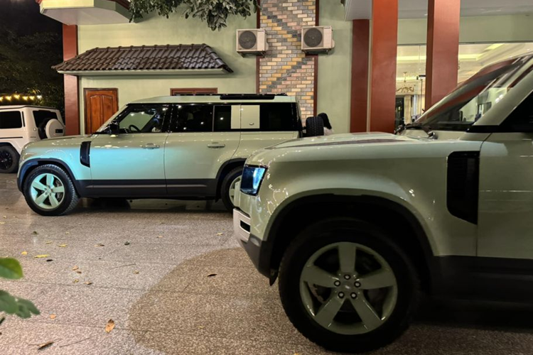 Mức giá xe Land Rover Defender 110 75th Limited Edition chính hãng bán ra là 7,3 tỷ đồng, trở thành chiếc xe SUV Defender thứ 2 có giá bán đắt đỏ nhất Việt Nam, chỉ sau biến thể 130 X P400.