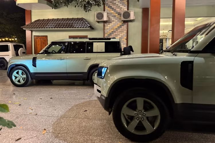 Mức giá xe Land Rover Defender 110 75th Limited Edition chính hãng bán ra là 7,3 tỷ đồng, trở thành chiếc xe SUV Defender thứ 2 có giá bán đắt đỏ nhất Việt Nam, chỉ sau biến thể 130 X P400.