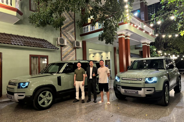 Ngoại hình của SUV hạng sang Land Rover Defender 75th Limited Edition được sơn ngoại thất màu xanh lá Grasmere Green rất ấn tượng, tiếp đến là màu xanh này cũng được hoàn thiện cho bộ mâm 5 chấu đơn cỡ lớn.