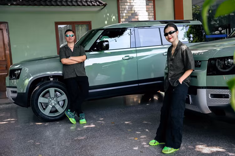 Ngoài ra là huy hiệu 75 Years xuất hiện ở đuôi xe và sau cùng, nhiều chi tiết ở ngoại thất xe Land Rover Defender 75th Limited Edition còn được sơn đen hay cản trước màu bạc Ceres Silver để tạo tính tương phản với bộ áo Grasmere Green.