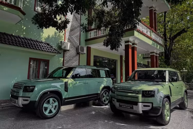 Gần đây, thông tin về việc 2 anh em ở tỉnh Bình Dương đã chốt đơn 1 cặp xe Land Rover Defender 75th Limited Edition, chỉ được bán 5 xe tại thị trường Việt Nam đã nhanh chóng thu hút sự quan tâm của cộng đồng mạng, cũng như giới mê xe.