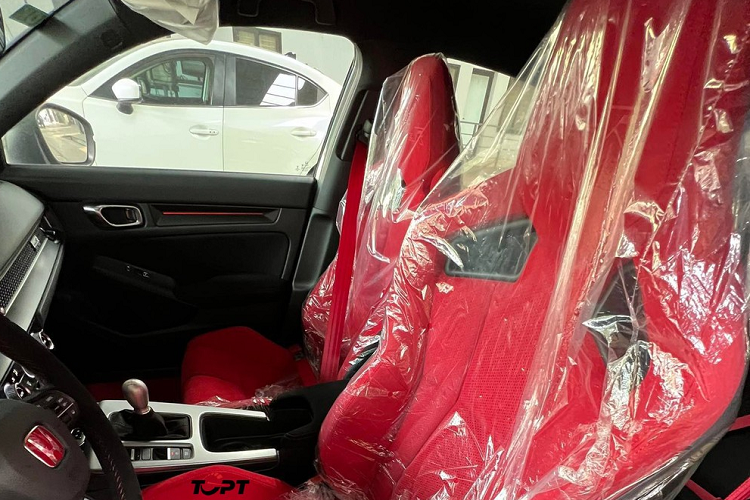 Không chỉ nhanh và mạnh hơn, Honda Civic Type R 2023 còn mang trên mình ngoại hình thể thao hơn bản thường. Điều này được thể hiện qua những chi tiết như lưới tản nhiệt, hốc gió trung tâm, khe gió trên nắp ca-pô, vành hợp kim 19 inch, cùm phanh màu đỏ, cánh lướt gió sau và 3 ống xả chụm ở giữa...