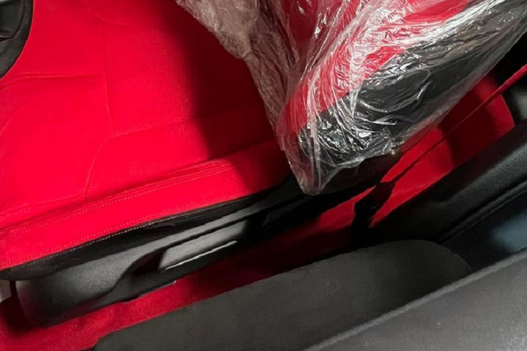 Tiến vào bên trong xe, người lái sẽ bắt gặp nội thất cũng đậm chất thể thao với sự kết hợp giữa 2 tông màu đen - đỏ tương phản và bộ bàn đạp ốp kim loại. Ghế và vô lăng chỉnh 4 hướng của xe đều được bọc da lộn trong khi hàng ghế sau chỉnh cơ 6 hướng, gập 60:40. Trên mặt táp-lô xuất hiện bảng đồng hồ kỹ thuật số 10,2 inch và màn hình cảm ứng trung tâm 9 inch, hỗ trợ kết nối điện thoại không dây.