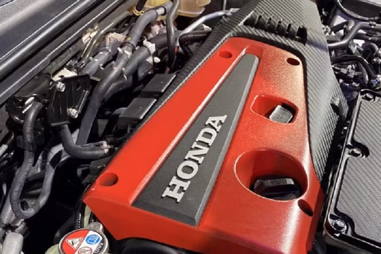 Trong khi đó, ở tấm lưới trang trí cửa gió điều hòa có thêm tấm biển đánh số thứ tự xuất xưởng của xe. Những trang bị đáng chú ý khác của Honda Civic Type R 2023 gồm có gương chiếu hậu chống chói tự động, hệ thống âm thanh 8 loa, sạc điện thoại không dây, điều hòa tự động 2 vùng, 3 cổng sạc USB, thảm sàn màu đỏ, phanh tay điện tử và tự động giữ phanh tạm thời.