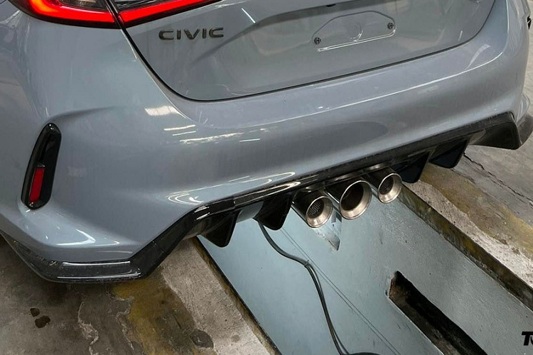 Sức mạnh được truyền tới cầu trước thông qua hộp số sàn 6 cấp, cho phép xe đạt vận tốc tối đa 272 km/h. Hộp số sàn nâng cấp này kết hợp với hệ thống vù ga tự động (Rev Match System), hứa hẹn mang đến trải nghiệm lái mượt mà, đầy phấn khích. Bên cạnh đó, phiên bản hiệu suất cao của dòng Honda Civic còn có 4 chế độ lái, bao gồm Comfort, Sport, Individual và +R.