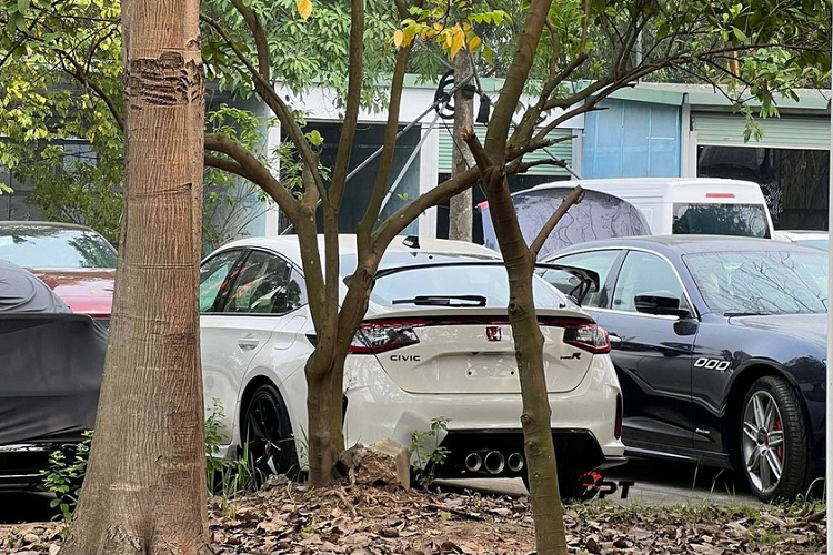 Tại thị trường Việt Nam, mẫu xe sedan thể thao Honda Civic Type R 2023 chỉ được phân phối chính hãng với số lượng giới hạn. Tạm thời, mẫu xe này không có đối thủ trực tiếp tại Việt Nam vì Hyundai Elantra N chưa bán ra.