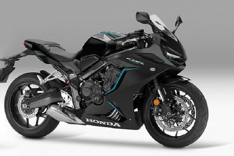 Tiện ích trên dòng xe CBR650R vẫn được duy trì ở phiên bản mới như đèn LED mang hơi hướng của dòng Fireblade, màn hình LCD thể hiện các thông số một cách rõ nét, ngàm phanh hướng tâm Radial Mount chắc chắn và giảm xóc hành trình ngược Showa SFF-BP kết hợp với phanh ABS 2 kênh. Mức giá xe Honda CBR650R 2023 chính hãng là 254,490 triệu đồng (đã bao gồm VAT).