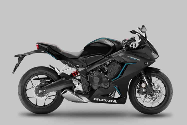 Tương tự CB650R, Honda CBR650R 2023 cũng giữ nguyên thiết kế cũ. Điểm mới lạ ở mẫu mô tô super sports này là bộ tem xe. Honda CBR650R 2023 vẫn sở hữu 2 màu Đen và Đỏ Đen nhưng khối động cơ đã được sơn đen tuyền làm tăng sự khỏe khoắn.