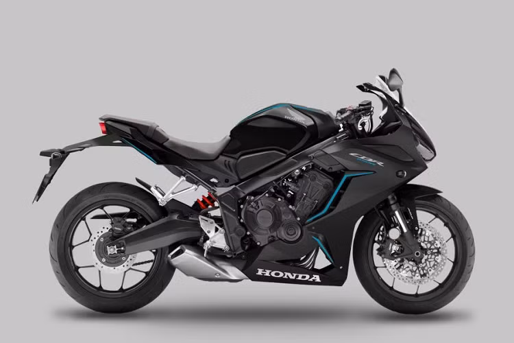 Tương tự CB650R, Honda CBR650R 2023 cũng giữ nguyên thiết kế cũ. Điểm mới lạ ở mẫu mô tô super sports này là bộ tem xe. Honda CBR650R 2023 vẫn sở hữu 2 màu Đen và Đỏ Đen nhưng khối động cơ đã được sơn đen tuyền làm tăng sự khỏe khoắn.