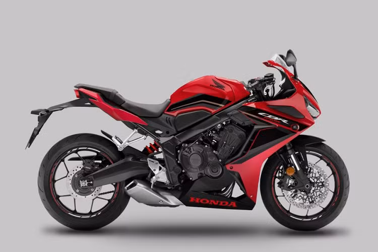 Tem chữ "HONDA", phuộc nhún phía sau và một số đường họa tiết được chuyển đổi sang tông màu đen, đỏ "tông xuyệt tông" với tổng thể hơn.