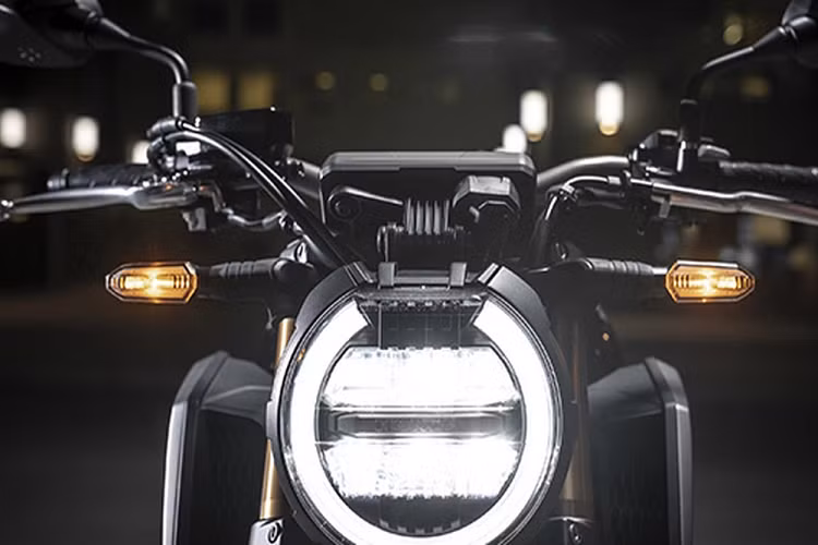 Honda CB650R 2023 tiếp tục được trang bị khối động cơ 4 xi-lanh, DOHC, 16 van, sản sinh công suất tối đa 61,7 kW tại vòng tua máy 10.000 vòng/phút và mô-men xoắn cực đại 63 Nm tại tua máy 9.500 vòng/phút.