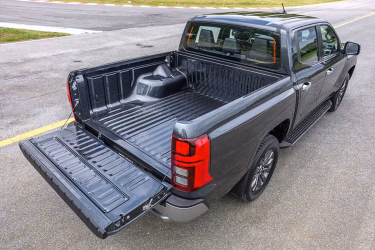 Cuối cùng là những trang bị an toàn như 7 túi khí, hệ thống hỗ trợ khởi hành ngang dốc, hỗ trợ xuống dốc, điều chỉnh đèn pha tự động, cảnh báo tiền va chạm, kiểm soát chân ga, cảnh báo điểm mù, cảnh báo phương tiện cắt ngang khi lùi, cảnh báo lệch làn đường, đèn nháy khi phanh gấp, hệ thống kiểm soát hành trình thích ứng với tính năng Stop &amp; Go ở tốc độ thấp, cảm biến trước/sau và camera 360 độ.