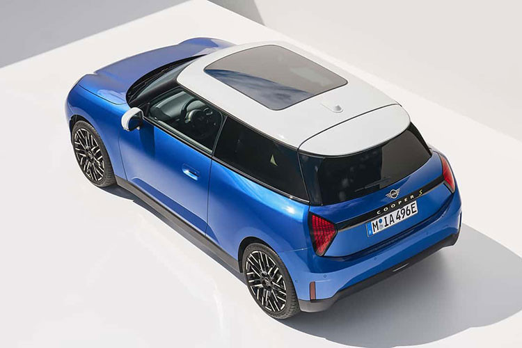 Khi mua mẫu xe này, khách hàng có thể chọn các bản trang bị như Essential Trim, Classic Trim, Favoured Trim và John Cooper Works (JCW). Trong đó, bản JCW sở hữu thiết kế trước/sau nổi bật hơn cùng những chi tiết màu đen bóng như viền lưới tản nhiệt và logo. Nắp ca-pô của bản JCW đi kèm vạch sơn màu đen hoặc đỏ.