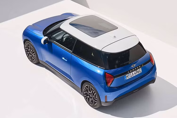 Khi mua mẫu xe này, khách hàng có thể chọn các bản trang bị như Essential Trim, Classic Trim, Favoured Trim và John Cooper Works (JCW). Trong đó, bản JCW sở hữu thiết kế trước/sau nổi bật hơn cùng những chi tiết màu đen bóng như viền lưới tản nhiệt và logo. Nắp ca-pô của bản JCW đi kèm vạch sơn màu đen hoặc đỏ.