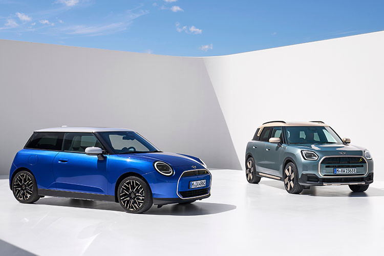 Mini Cooper Electric 2024 có thể dùng cả sạc chậm AC 11 kW hoặc sạc nhanh DC 75 kW ở phiên bản E và 95 kW ở phiên bản SE. Thời gian sạc pin từ 10-80% bằng sạc nhanh là dưới 30 phút. Đáng tiếc là giá xe Mini Cooper Electric 2024 vẫn được giữ kín.
