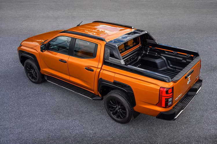 Trong bài phỏng vấn với tờ CarExpert của Úc, ông Yoshiki Masuda, Giám đốc sản phẩm của Mitsubishi, đã hé lộ điều này. Theo ông Masuda, hãng Mitsubishi muốn bổ sung phanh đĩa sau cho Triton thế hệ mới, thay thế loại phanh tang trống được giữ lại từ thế hệ cũ, bất chấp việc tăng trọng lượng của xe.