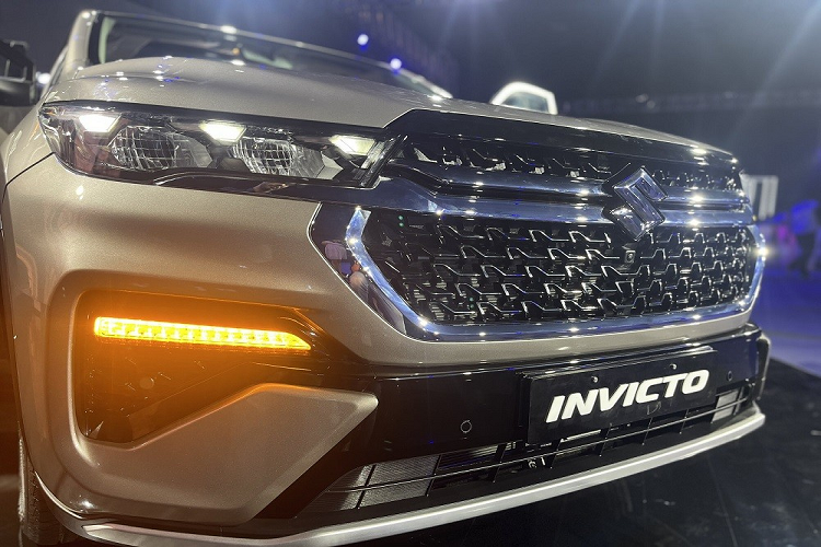 Trong khi đó, ngoại hình của Suzuki Invicto lại thay đổi ở một số chi tiết so với Toyota Innova Hycross 2023 như lưới tản nhiệt, đèn pha, cản trước, vành la-zăng, đèn hậu và logo. Cụ thể, lưới tản nhiệt của xe có thêm 2 nẹp mạ crôm nằm ngang, nối liền với cụm đèn pha LED.