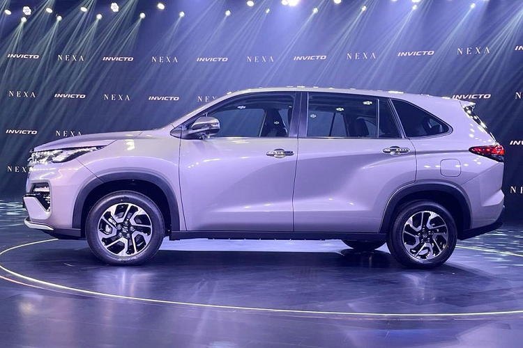 Tương tự Toyota Innova Hycross, mẫu xe MPV Suzuki Invicto 2023 cũng được phát triển dựa trên cơ sở gầm bệ TNGA. Xe sở hữu chiều dài 4.755 mm, chiều rộng 1.850 mm, chiều cao 1.795 mm và chiều dài cơ sở 2.850 mm, không khác gì "anh em song sinh" của mình. 