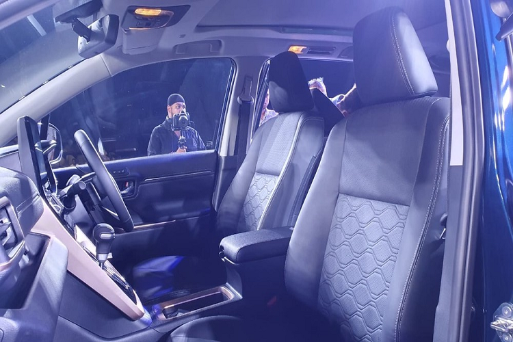 Bảng đồng hồ của xe với màn hình đa thông tin 7 inch, màn hình cảm ứng trung tâm 10,1 inch, hỗ trợ Android Auto/Apple CarPlay không dây, cửa sổ trời toàn cảnh Panorama, đèn viền LED trên trần xe, điều hòa tự động 2 vùng, phanh tay điện tử và tự động giữ phanh tạm thời.