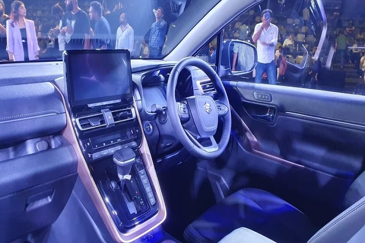 Trái với ngoại thất, thiết kế và trang bị nội thất của Suzuki Invicto lại gần như giữ nguyên so với Toyota Innova Hycross 2023. Tuy nhiên, nội thất của Suzuki Invicto được bọc da màu đen trơn với những chi tiết ốp trang trí màu vàng champagne, khác với cách phối màu đen - nâu của mẫu MPV nhà Toyota.