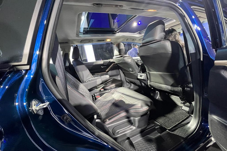 Trang bị an toàn của Suzuki Invicto khá cơ bản, chỉ bao gồm camera 360 độ, 6 túi khí, hệ thống chống bó cứng phanh ABS, cân bằng điện tử và hỗ trợ khởi hành ngang dốc. Như vậy, Suzuki Invicto quả thực đã bị cắt một số trang bị so với Toyota Innova Hycross như hệ thống âm thanh JBL cao cấp và gói công nghệ an toàn chủ động ADAS, đúng như tin đồn.