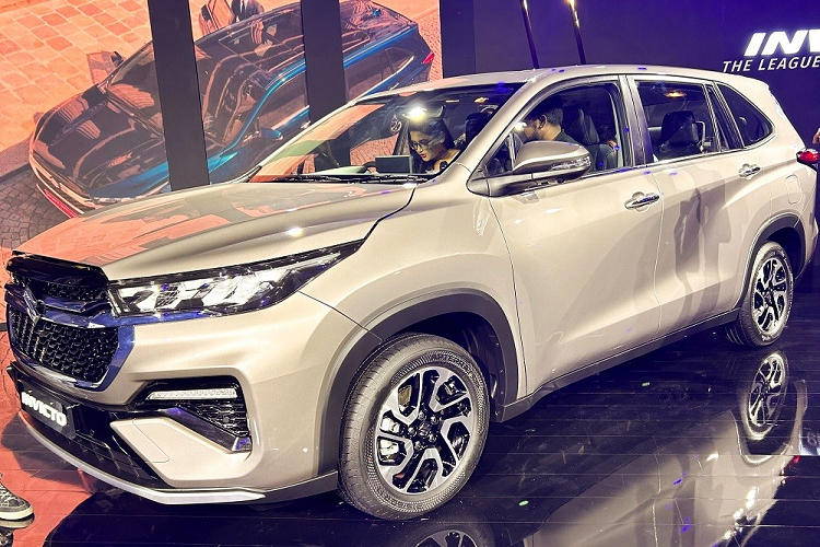 Cụm đèn pha của xe tích hợp dải đèn định vị ban ngày với 3 bóng LED đặc trưng của các mẫu xe Suzuki cao cấp. Bên trong khe gió trung tâm trên cản trước của xe có dải đèn sương mù kiêm báo rẽ nằm ngang. Ngoài ra, cản trước của Suzuki Invicto còn đi kèm hốc gió trung tâm rộng hơn và nẹp màu bạc bên dưới.