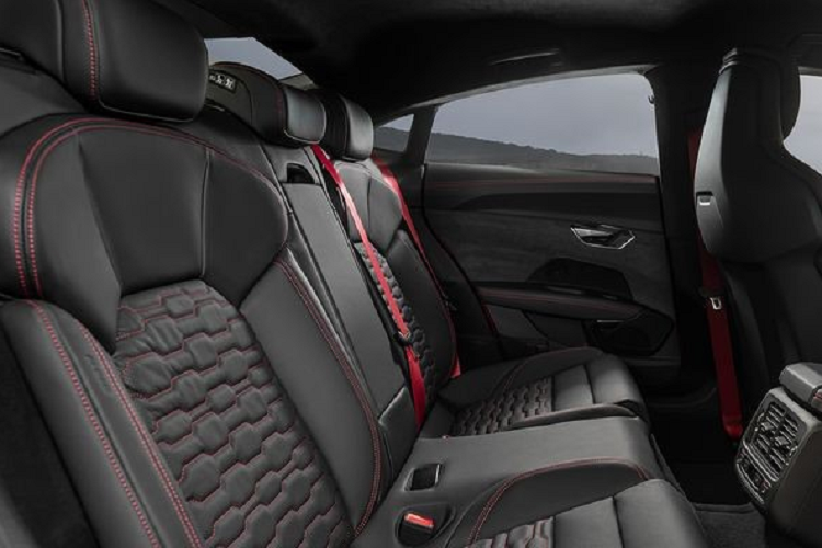 Khảm mờ Carbon Atlas, bánh xe thiết kế khí động học với kích thước 20 inch, 5 chấu, tấm mui bằng sợi carbon và đĩa phanh bọc Tungsten Carbide với kẹp phanh màu cam.