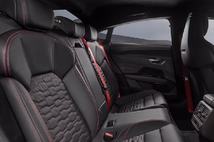 Khảm mờ Carbon Atlas, bánh xe thiết kế khí động học với kích thước 20 inch, 5 chấu, tấm mui bằng sợi carbon và đĩa phanh bọc Tungsten Carbide với kẹp phanh màu cam.