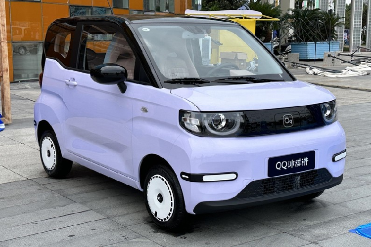 Đồng thời, logo trên tấm trang trí được thay thế bằng logo Qq mới. Lưới tản nhiệt ở cản được thu nhỏ lại, cảm giác tổng thể trở nên mạnh mẽ hơn và trang trí thêm 2 họa tiết màu trắng, nằm ngang được bổ sung thêm ở hai bên.