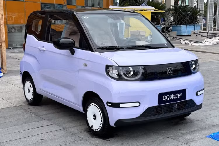 Đồng thời, logo trên tấm trang trí được thay thế bằng logo Qq mới. Lưới tản nhiệt ở cản được thu nhỏ lại, cảm giác tổng thể trở nên mạnh mẽ hơn và trang trí thêm 2 họa tiết màu trắng, nằm ngang được bổ sung thêm ở hai bên.