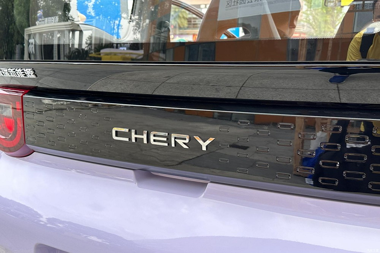 Đối thủ chính của Chery QQ Ice Cream 2023 giá rẻ là Wuling Hongguang Mini EV, mẫu xe điện đã được phân phối chính hãng tại Việt Nam.